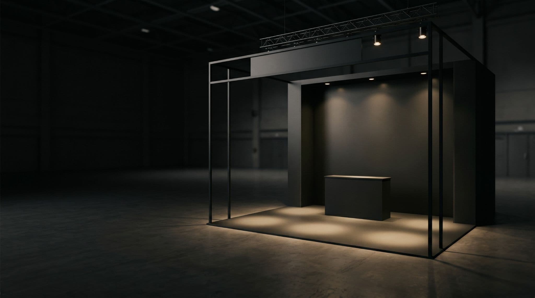 Leerer Messestand in einer dunklen Halle — nur Theke und Lichtleiste sind beleuchtet.