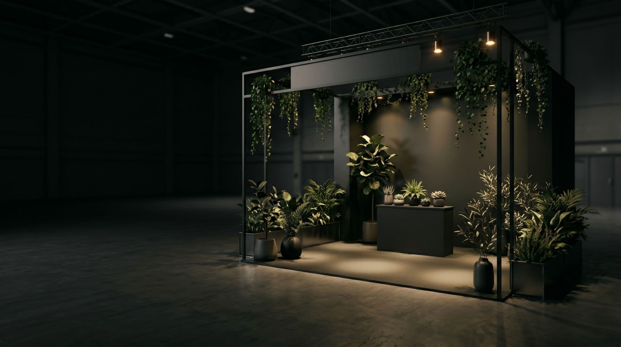 Der vollständig inszenierte Messestand mit hängendem Grün, Solitären und begrünter Theke.